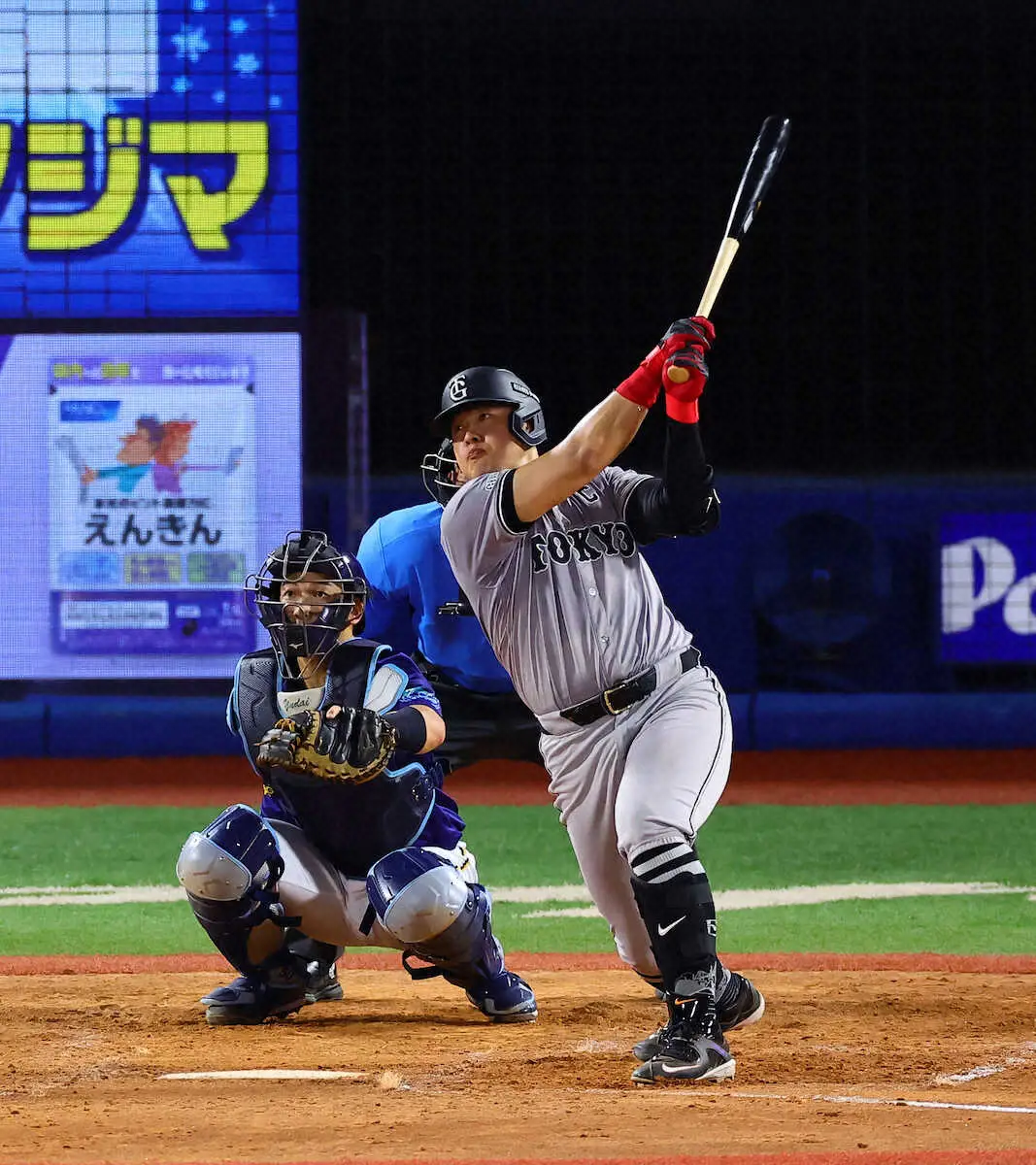 【画像・写真】巨人・岡本和真が11戦ぶり18号2ラン「ギリギリでしたが…」打点は10試合ぶりでさすがに笑顔