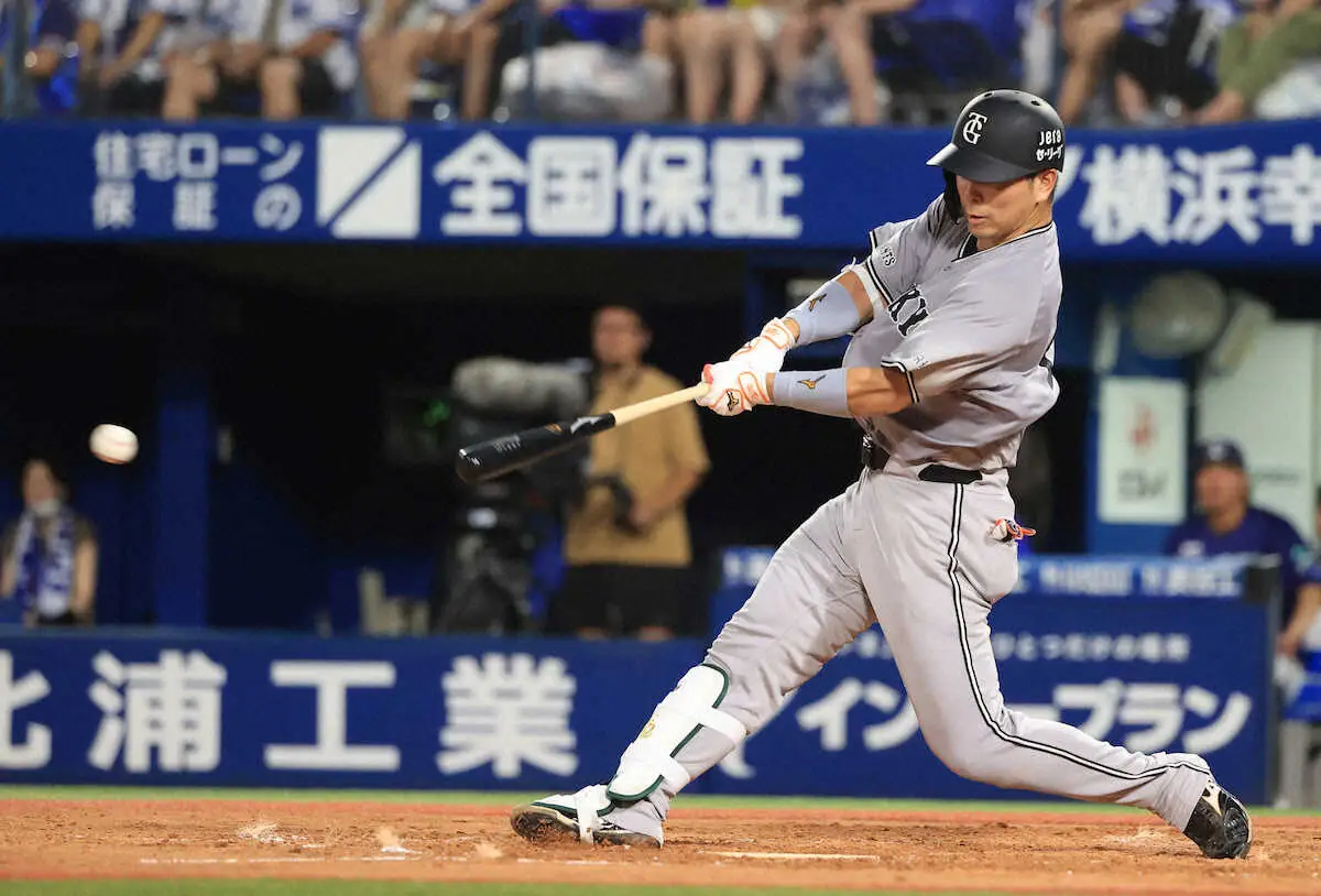 【画像・写真】巨人・大城卓三が右肩付近に死球を受け、途中交代　貴重な得点源の負傷交代にベンチは心配顔