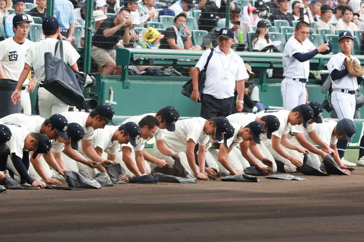 【画像・写真】＜西日本短大付・京都国際＞京都国際に敗れ土を持ち帰る西日本短大付ナイン（撮影・中辻　颯太）