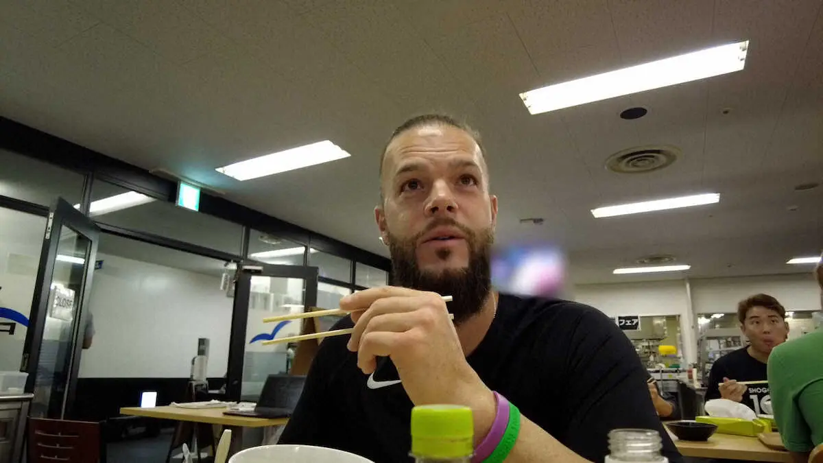 【画像・写真】ロッテ　サイ・ヤング賞左腕カイケル合流時の動画が話題　沢村の気遣いにファン喝采！