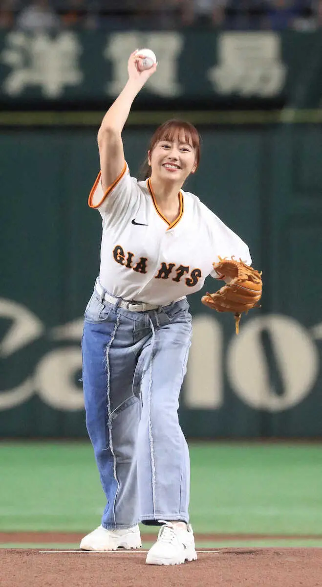 【画像・写真】＜巨・広＞セレモニアルピッチに登場した佐々木彩夏　（撮影・西川祐介）