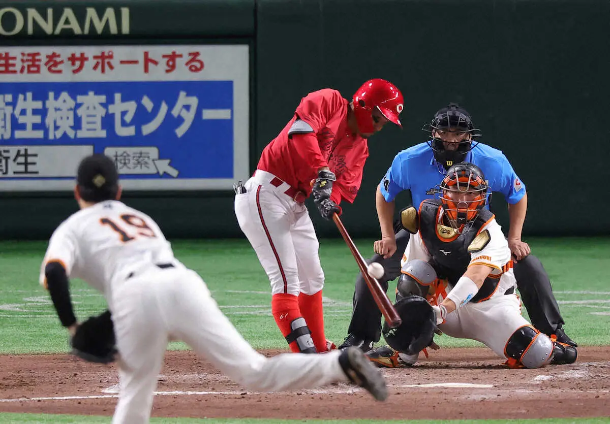 【画像・写真】球場騒然…三塁上で塁審含めた4人での交錯にヒヤリ「大丈夫」「団子状態」「ケガだけは…」の声