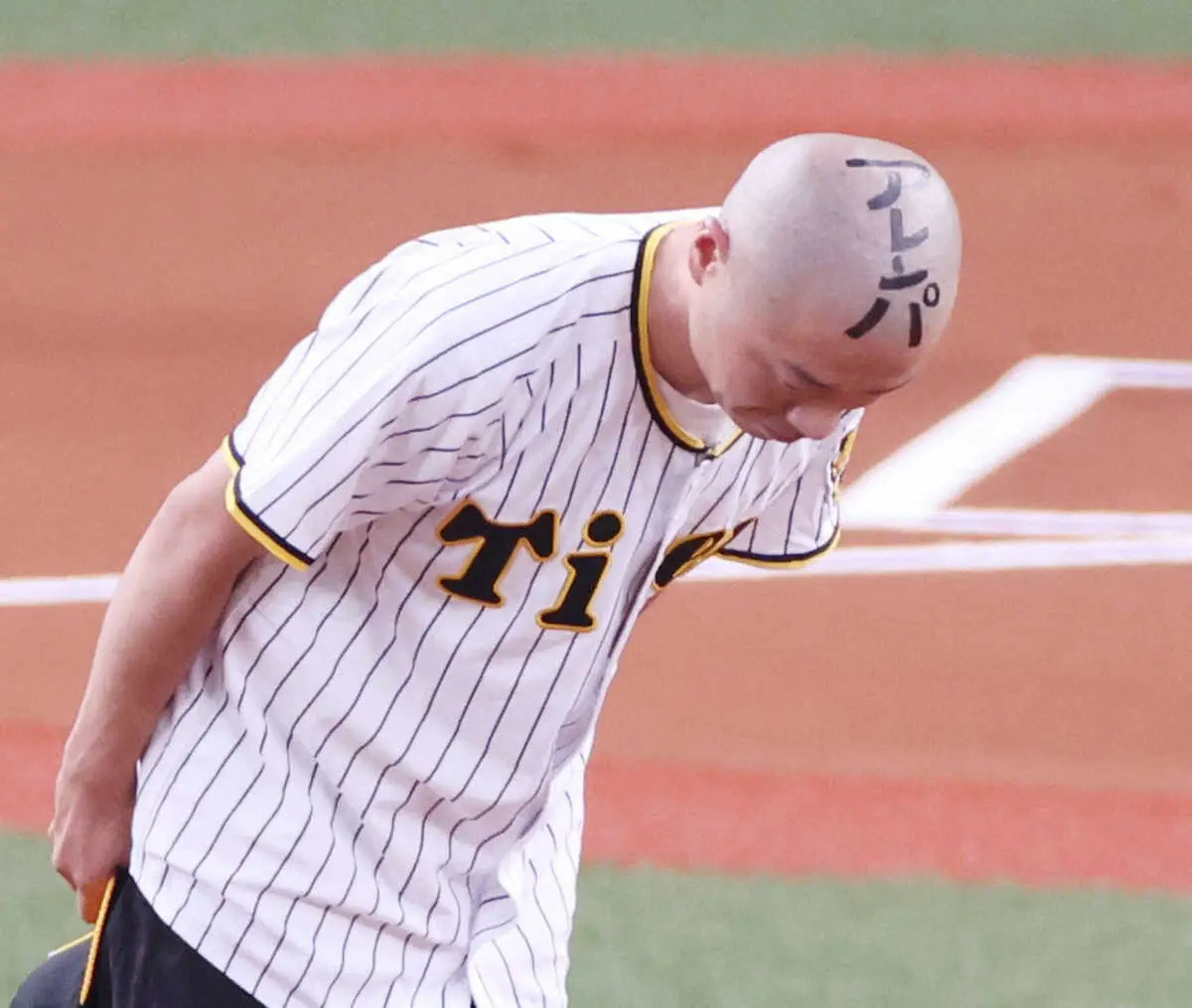 【画像・写真】阪神―ヤクルト戦でアキナ・山名が始球式　6月に木浪と同じ右肩甲骨骨折もノーバン投球