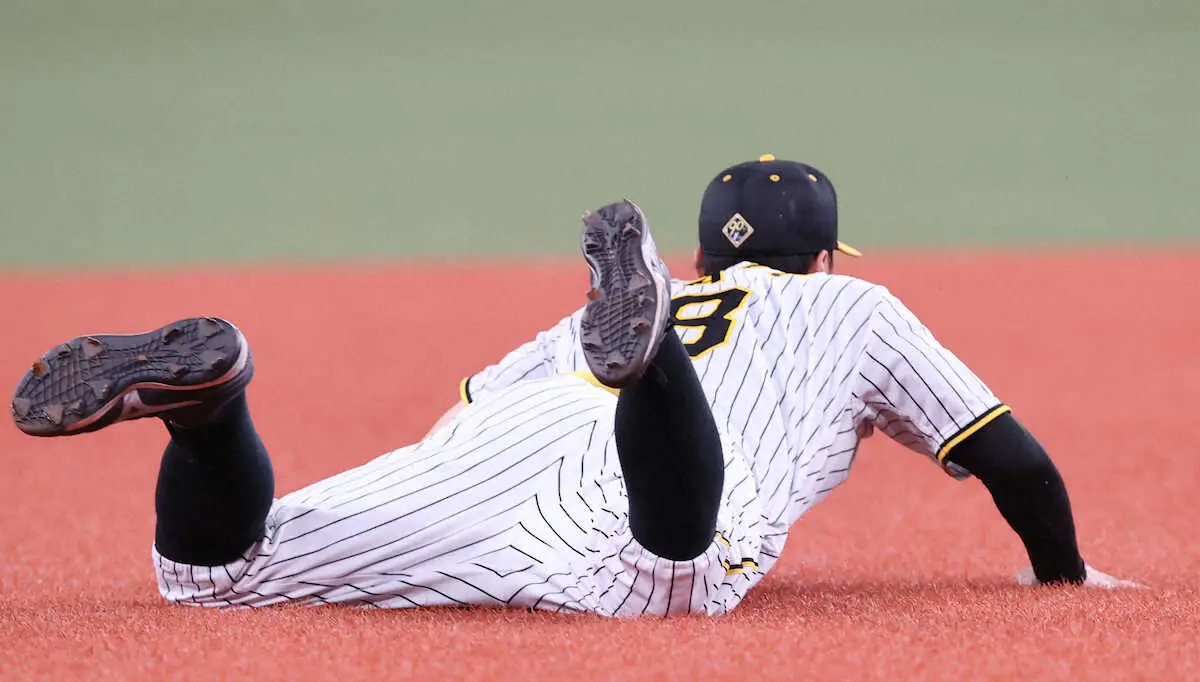 【画像・写真】阪神　佐藤輝がビッグプレー！　三遊間への痛烈ゴロを横っ飛び好捕　先発・青柳を好守で救う　
