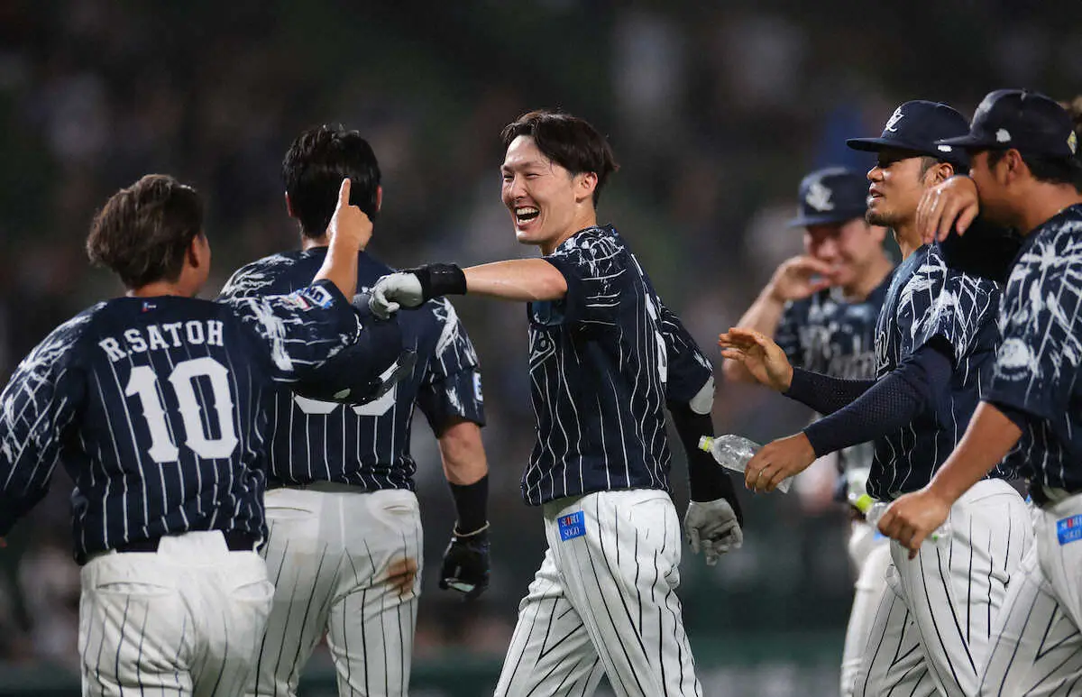 【画像・写真】西武・源田プロ8年目で初サヨナラ打「毎回、凡退していたので良かった」　チームは約2カ月ぶり3連勝