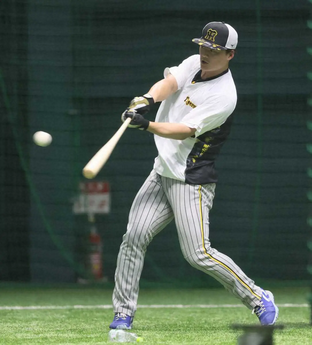 【画像・写真】22日に腰負傷の阪神・前川が別メニュー調整　室内練習場で軽めのティー打撃