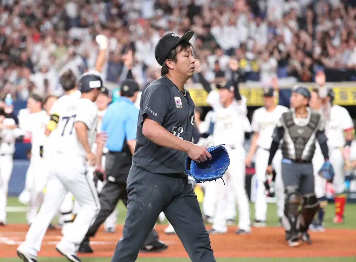 【画像・写真】＜オ・ロ＞9回、杉本にサヨナラ本塁打を打たれベンチに戻る益田（撮影・後藤　正志）