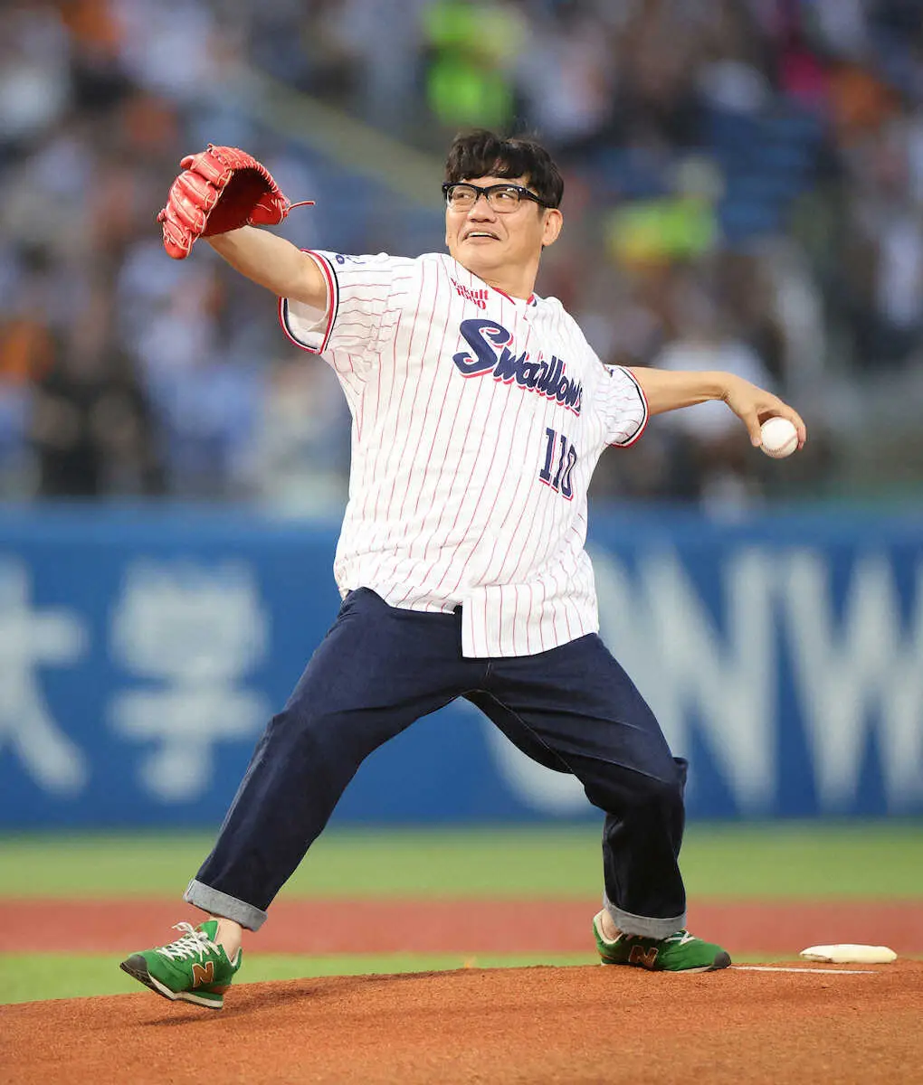 【画像・写真】お笑いコンビ「ずん」の飯尾和樹が人生初の始球式　ノーバンも高めに浮き「明日2軍ですね」