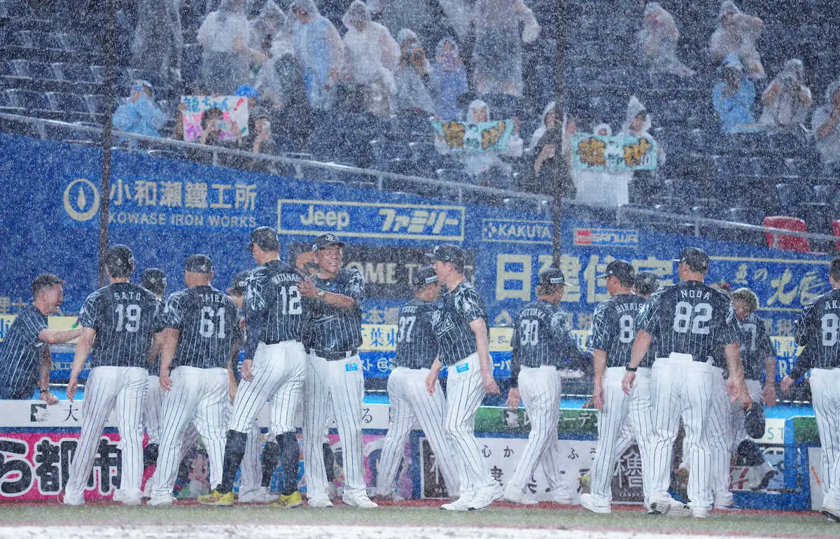 【画像・写真】西武がロッテに勝った！14安打8得点で331日ぶりのカード勝利　パ59年ぶり屈辱の17連敗は回避