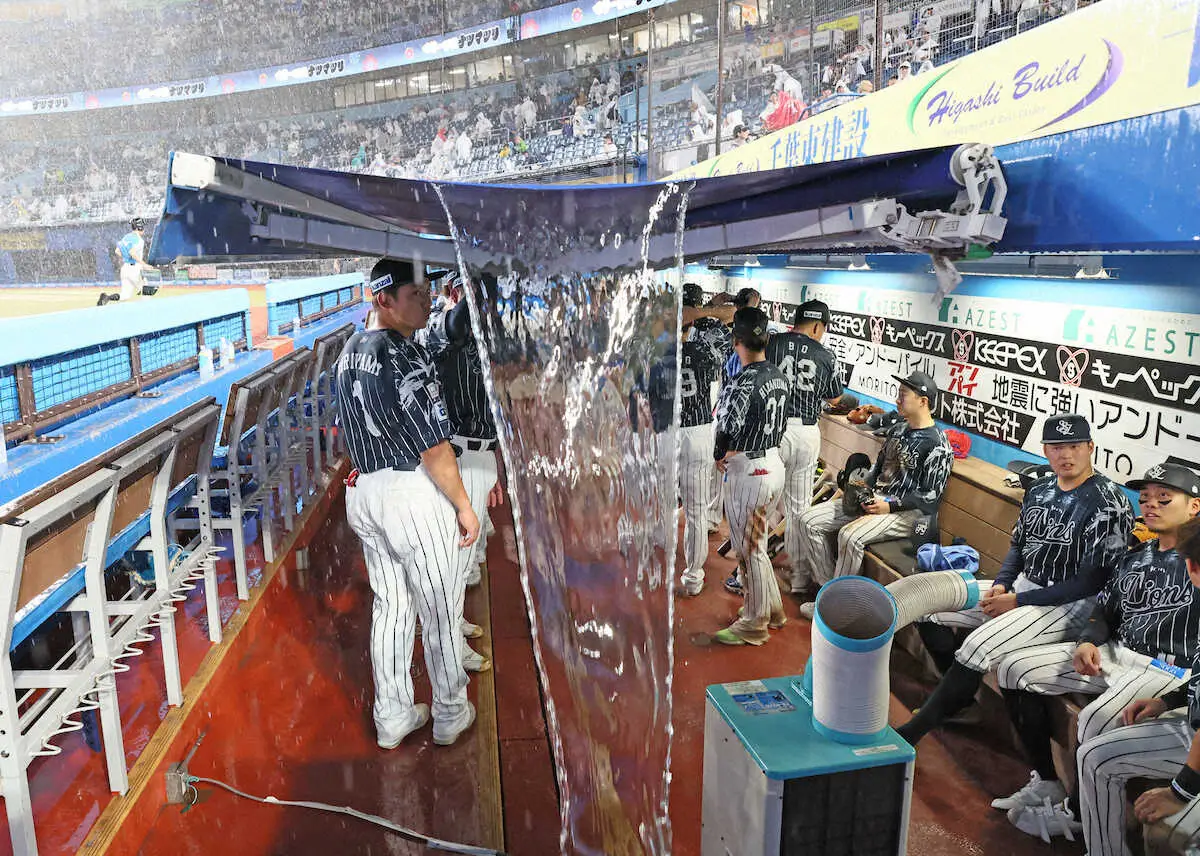 【画像・写真】土砂降りのZOZOマリンスタジアム9回に“3分中断”も強行再開！西武がついにロッテに勝利
