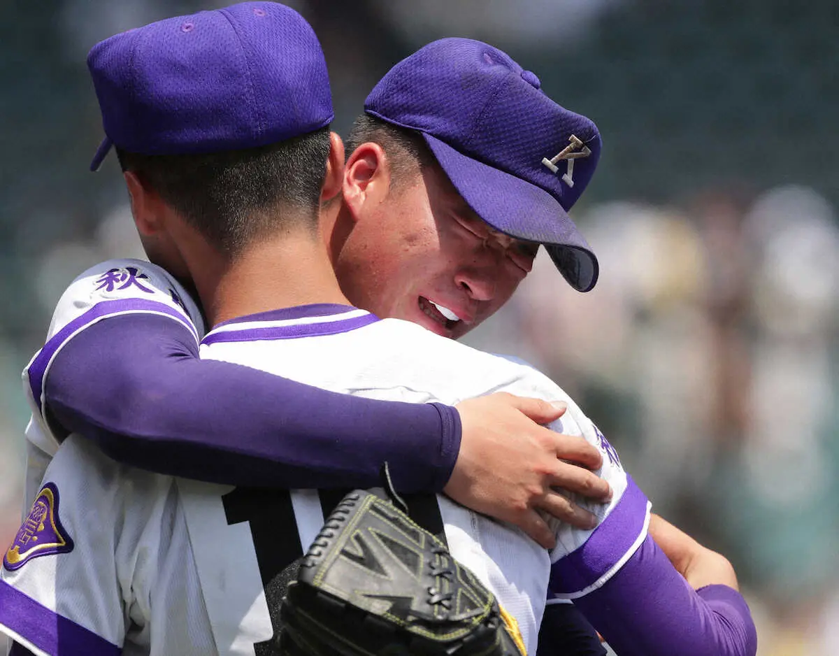 【画像・写真】＜西日本短大付・金足農＞涙を流しながら花田と抱き合う金足農・吉田