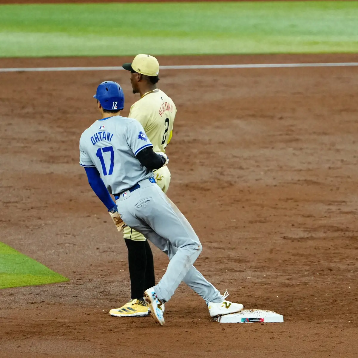 【画像・写真】大谷翔平　第2打席はリハビリ中の右肘に死球　表情ゆがめ球場騒然　直後に二盗成功で今季43盗塁