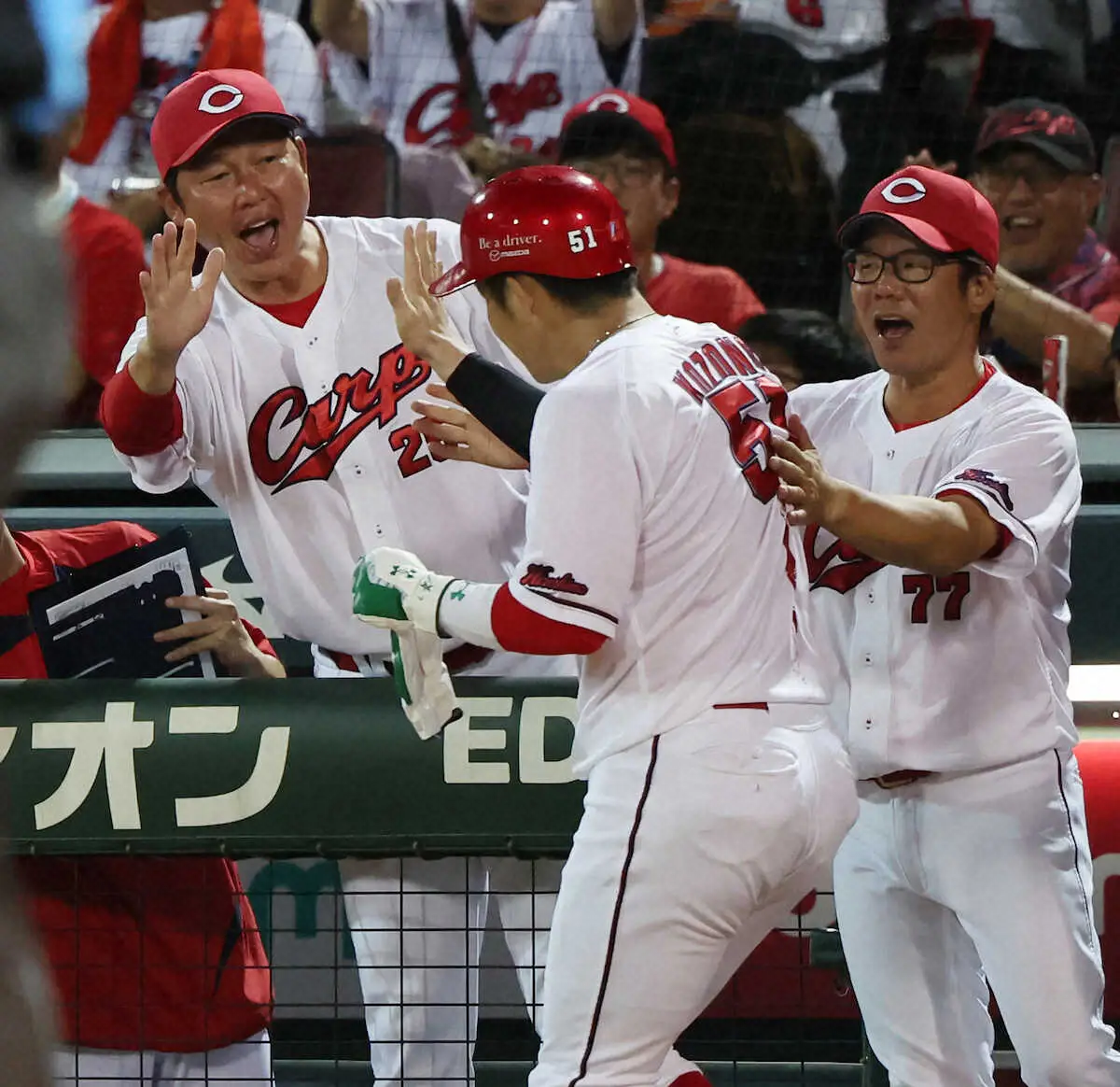 【画像・写真】広島が首位浮上　本拠マツダでヤクルトに今季8戦全勝　首位だった巨人が阪神に敗れ