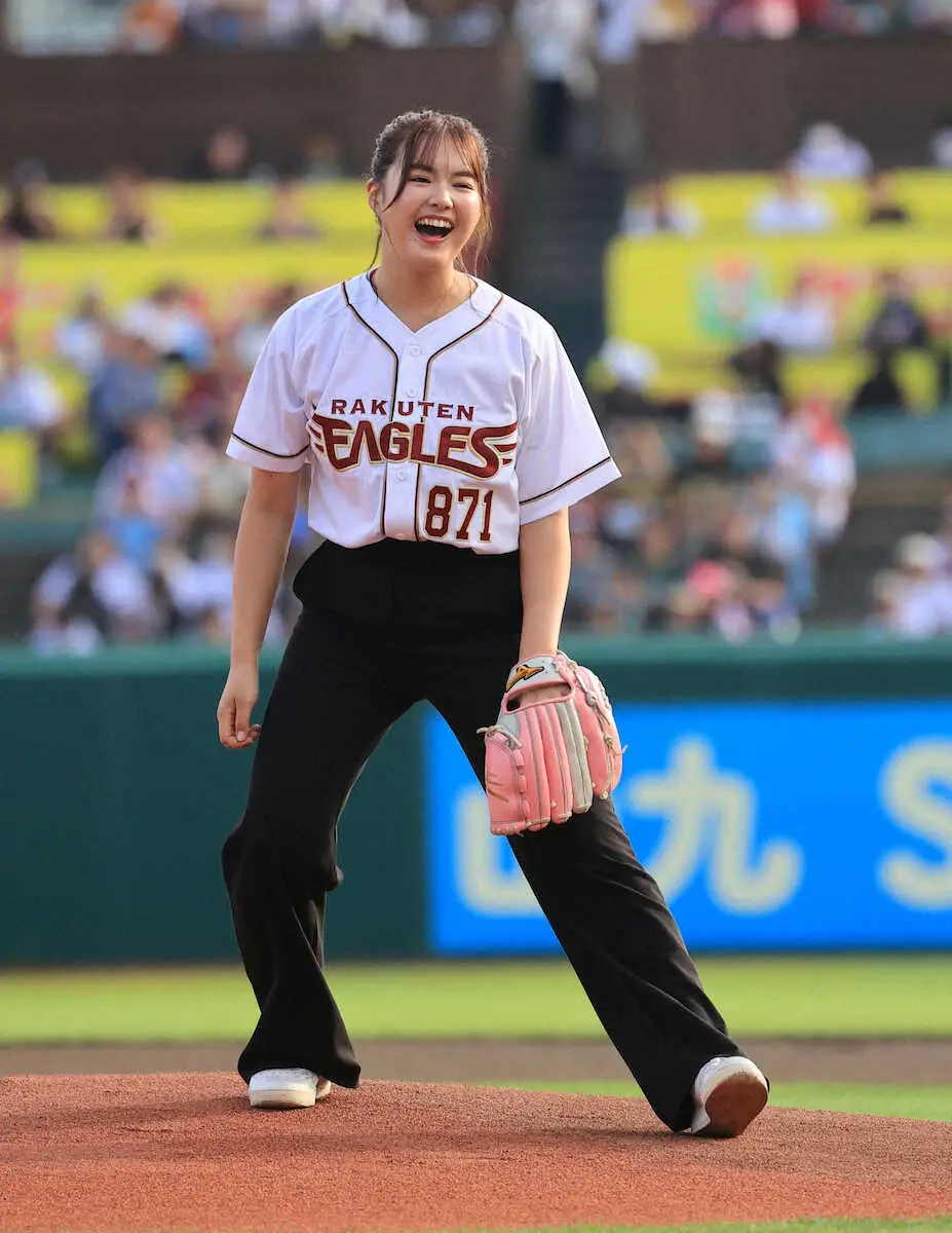 【画像・写真】女優・箭内夢菜が始球式に登場「本当に投げたのかなという感じ」ワンバンも笑顔　福島県郡山市出身
