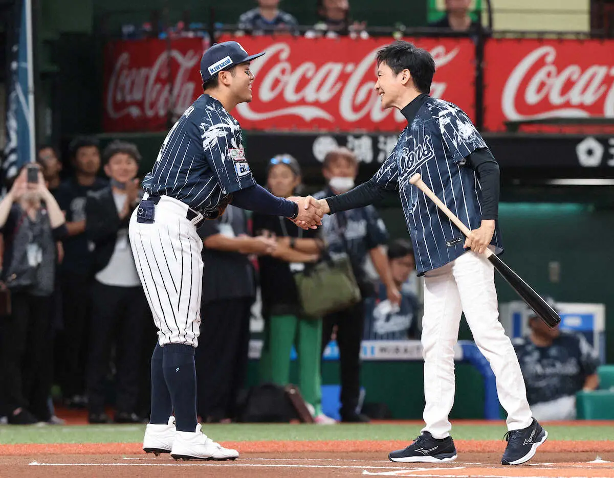 【画像・写真】セレモニアルバッティングに登場した郷ひろみ（右）は蛭間と握手をする（撮影・小海途　良幹）