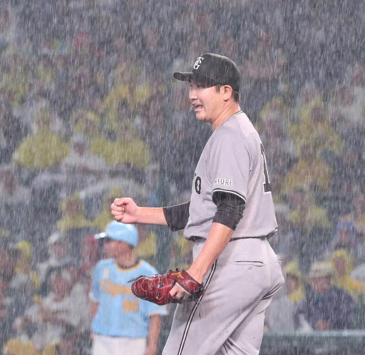 【画像・写真】＜神・巨＞7回、近本を併殺打に仕留めガッツポーズを決める菅野（撮影・大森　寛明）