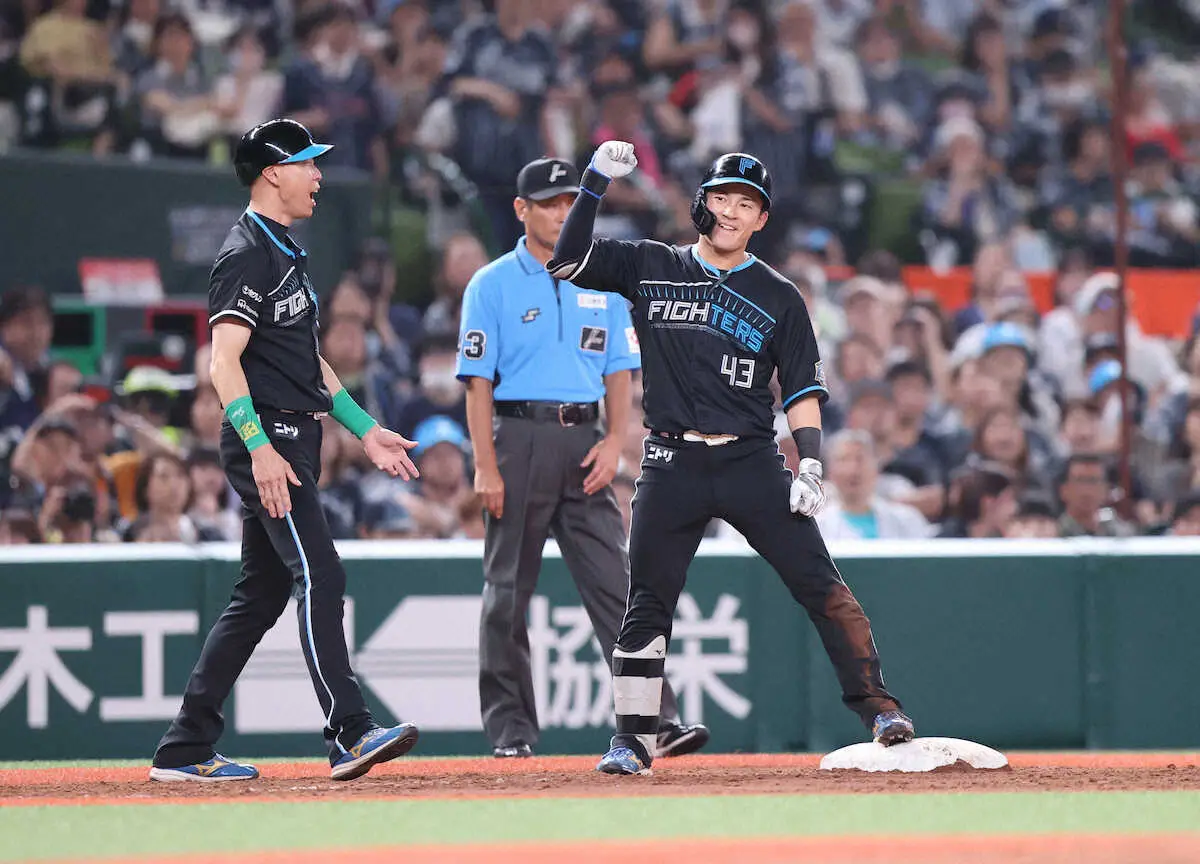 【画像・写真】＜西・日＞9回2死二塁、水野（右）は適時三塁打（撮影・小海途　良幹）