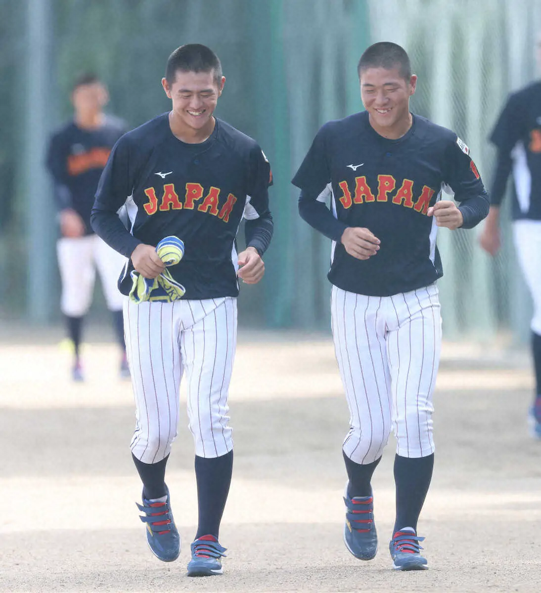 【画像・写真】＜U－18日本代表　練習＞練習で笑顔を見せる坂井遼（左）と中崎琉生（撮影・平嶋　理子）