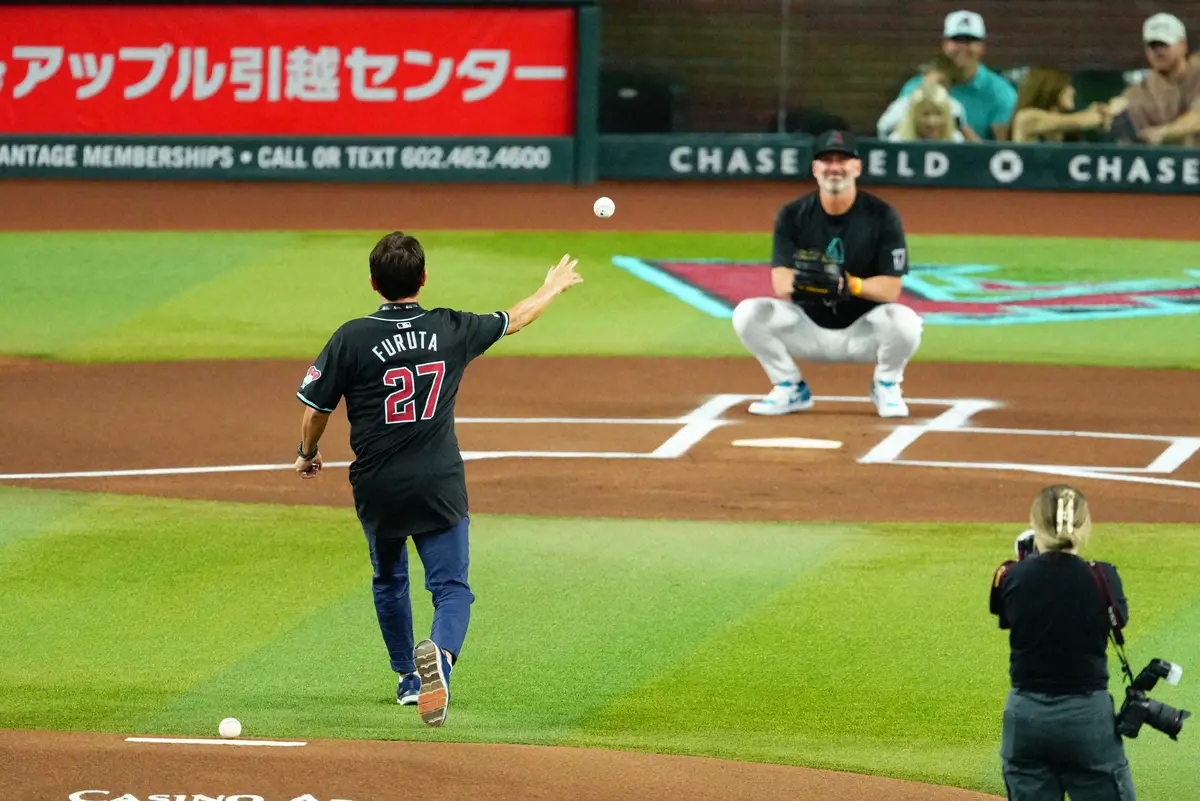 【画像・写真】ダイヤモンドバックス―ドジャース戦でダイヤモンドバックスのロブロ監督を捕手役に始球式を務める古田敦也氏（撮影・西尾　大助）