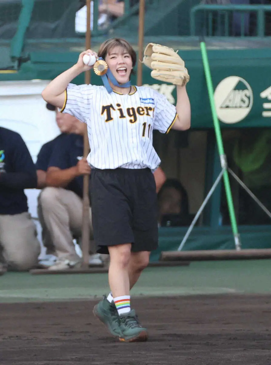 【画像・写真】＜神・中＞ファーストピッチセレモニーに登場した鏡優翔（撮影・平嶋　理子）