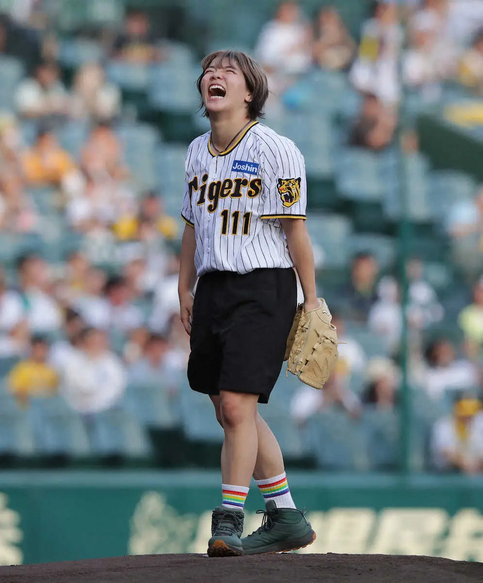 【画像・写真】＜神・中＞　ファーストピッチセレモニーを行った鏡優翔　（撮影・後藤　大輝）