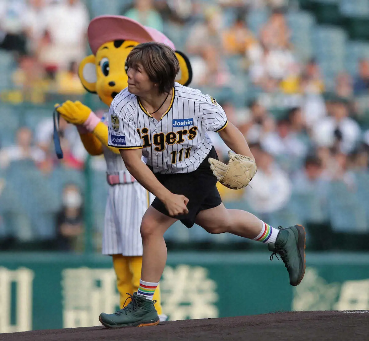 【画像・写真】＜神・中＞　ファーストピッチセレモニーを行った鏡優翔　（撮影・後藤　大輝）