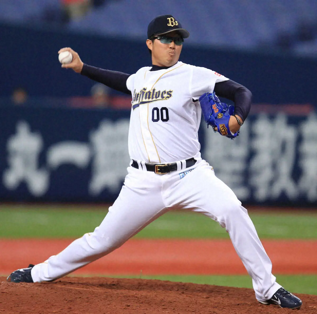 【画像・写真】父は元西武、オリックスの許銘傑　町中華「東東」の看板娘がオリックス―西武戦で始球式