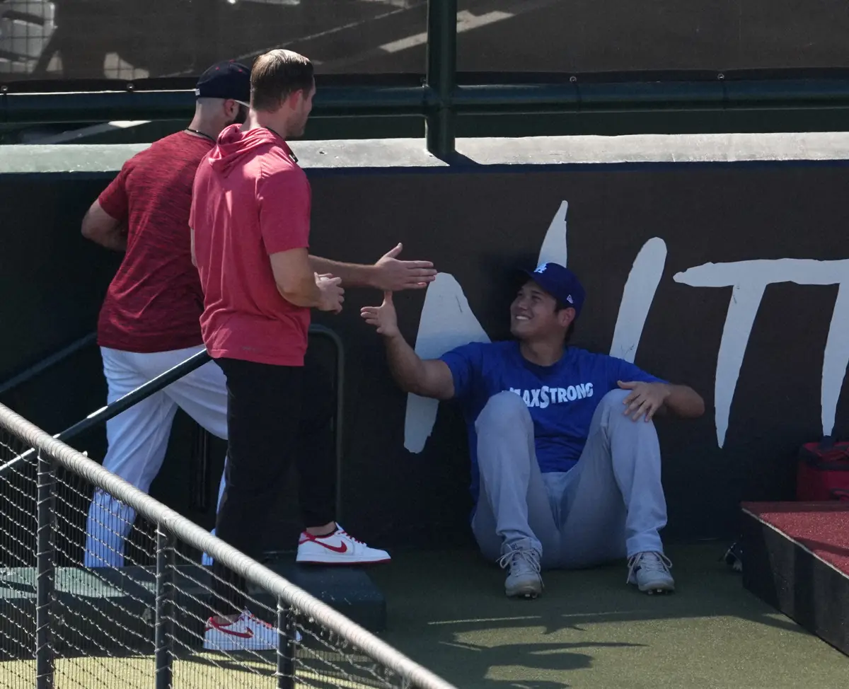 【画像・写真】大谷翔平　術後最多15球のブルペン投球　投球後は可愛く三角座りして古巣スタッフと談笑
