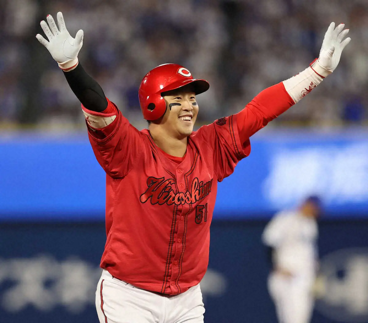 【画像・写真】＜横・広＞11回、広島・小園は勝ち越し適時二塁打を放ちバンザイ（撮影・村上　大輔）
