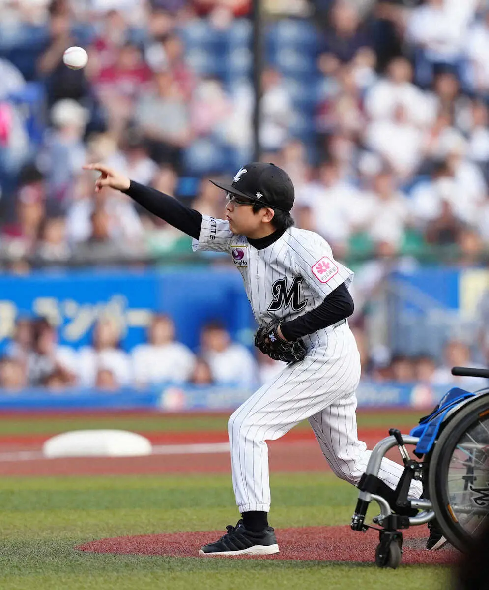 【画像・写真】ロッテ・YUSEIが始球式「練習通り投げることができたので100点」