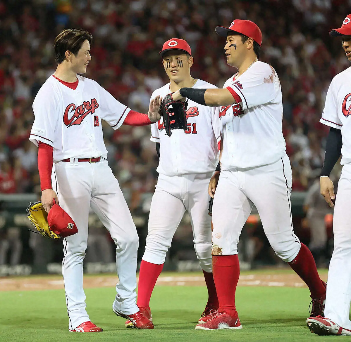 【画像・写真】広島・末包がピンチ救った！坂本大飛球を気迫のスライディングキャッチ　先発・森下もマウンドで拍手