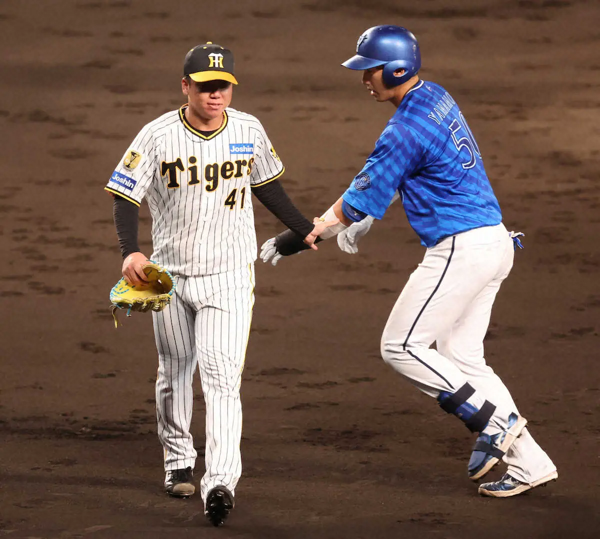 【画像・写真】阪神・村上　痛っ!　山本のライナー直撃　5回までに3失点、牧に2打点の活躍許す