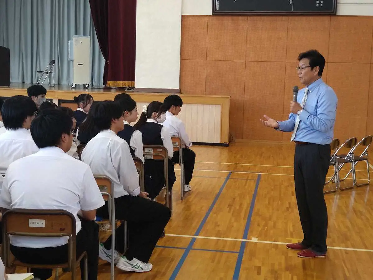 【画像・写真】日本ハム・栗山CBOが千葉・長生高校でサプライズ講演「夢に向かって挑戦し続けて」