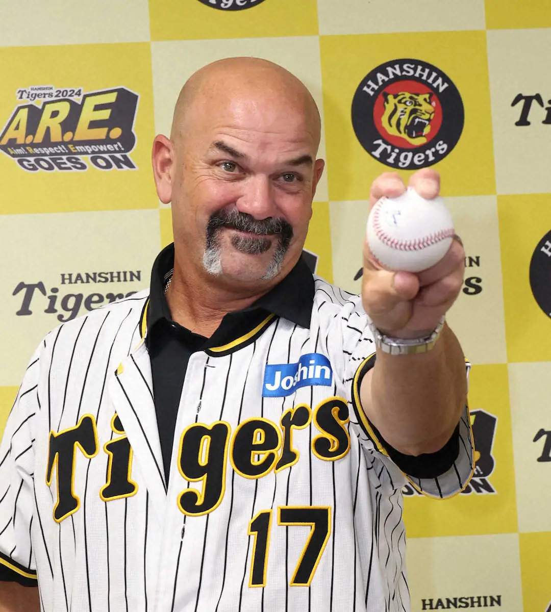 【画像・写真】元阪神・ムーア氏が03年スローガンでエール“NEVER　NEVER　NEVER　SURRENDER”