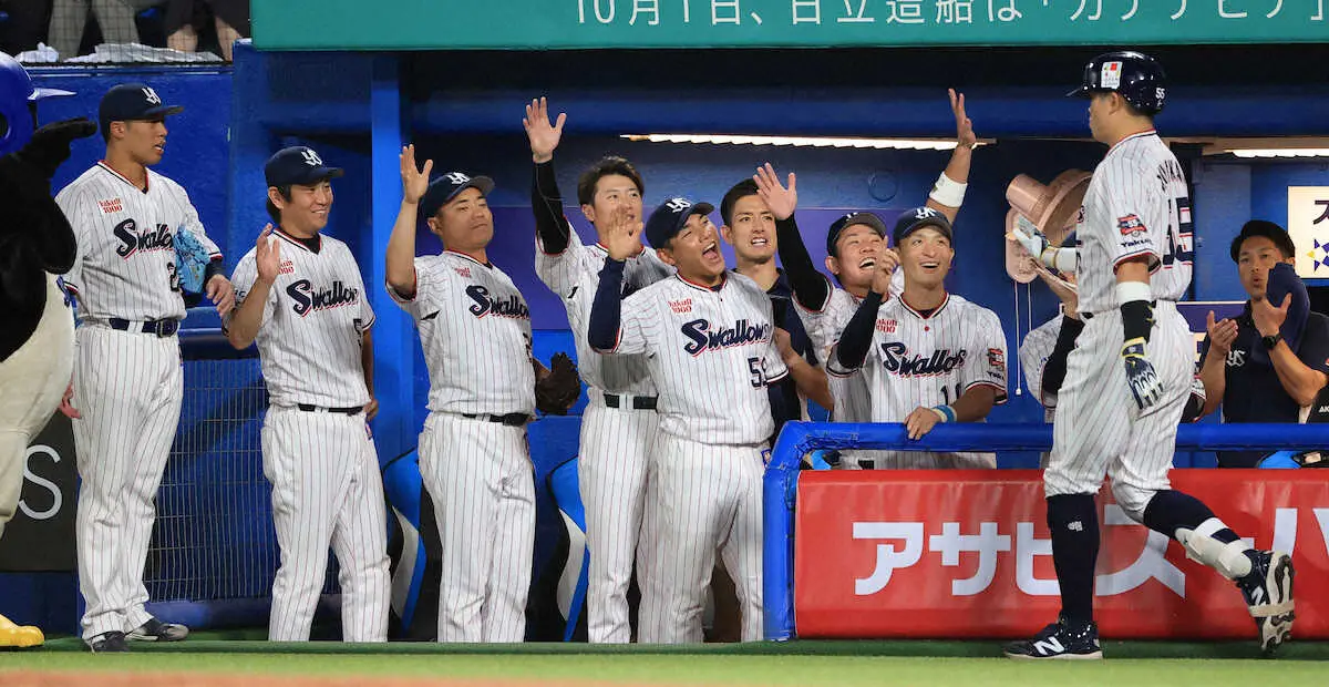 【画像・写真】ヤクルト・村上　引退する青木への“感謝の特大弾”にファン涙腺崩壊「最高に泣かせる」「笑顔なしに号泣」