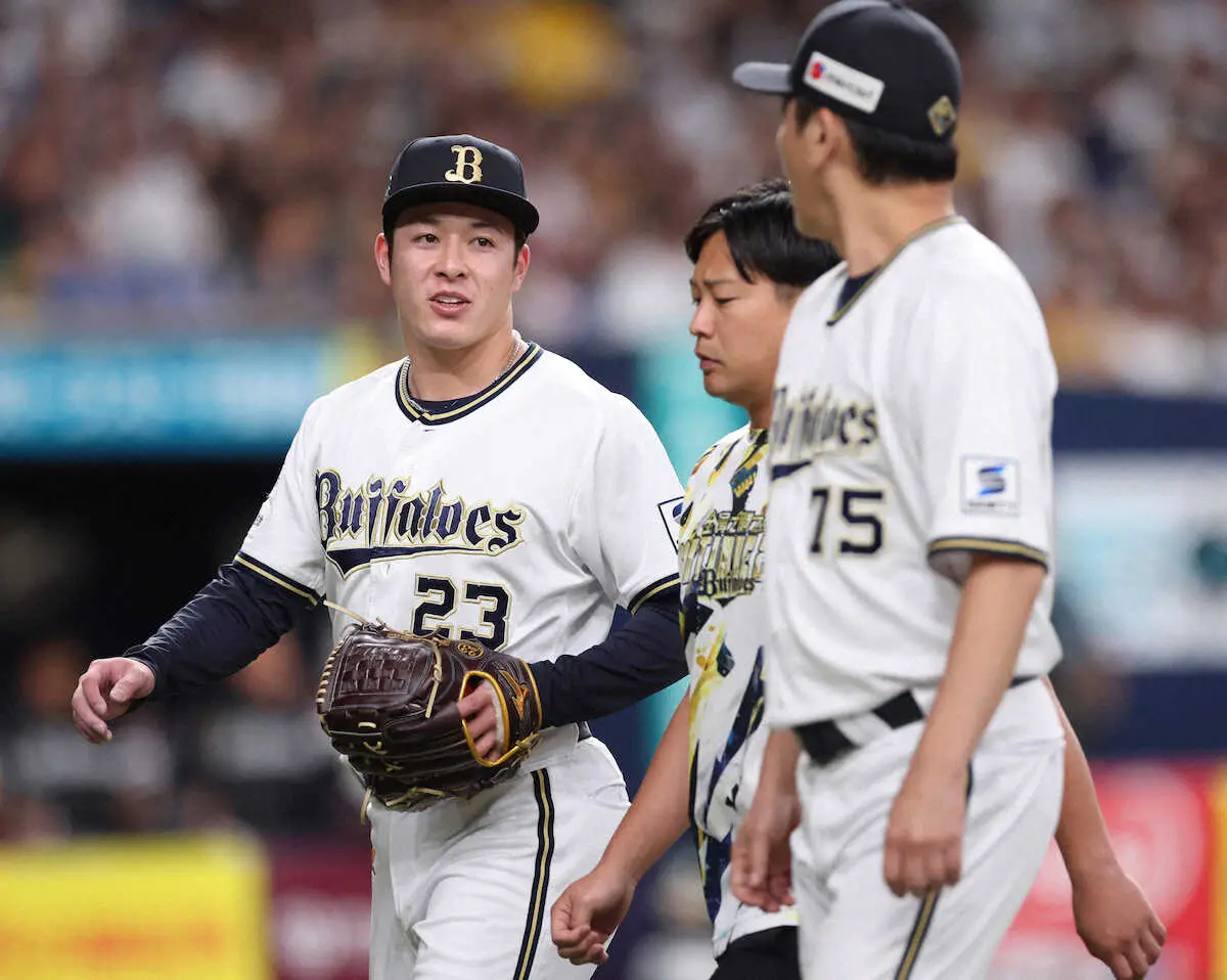 【画像・写真】オリックス・吉田輝星が緊急降板　打球を右足首付近に受ける　打者1人で交代強いられる