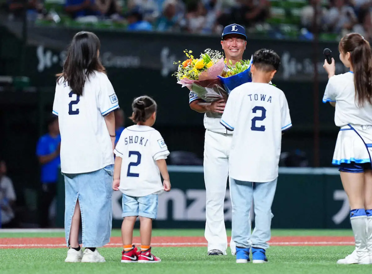 【画像・写真】西武・岡田雅利　引退セレモニーに中川家・礼二がサプライズ登場で花束「また飲みましょう」