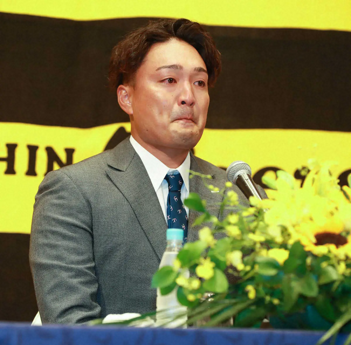 【画像・写真】阪神・秋山が涙の引退会見　目頭を押さえて虎党、聖地に感謝「本当に大好きな球場。充実した15年間」