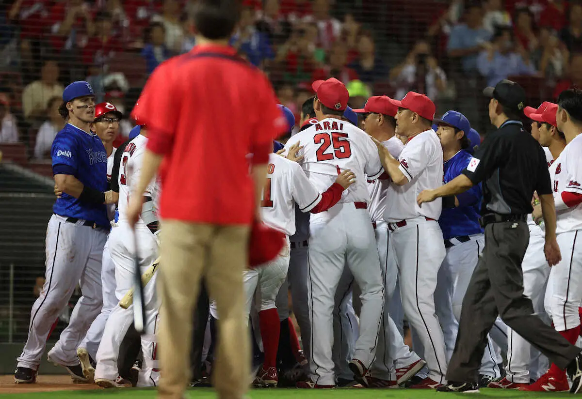 【画像・写真】広島－DeNAで乱闘騒ぎ　秋山への死球に新井監督激高　両軍飛び出しもみ合い、場内騒然…警告試合に