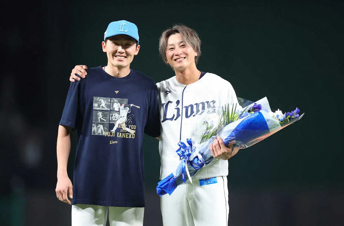 花束を手に源田（左）と笑顔の金子侑 （撮影・白鳥 佳樹）― スポニチ 