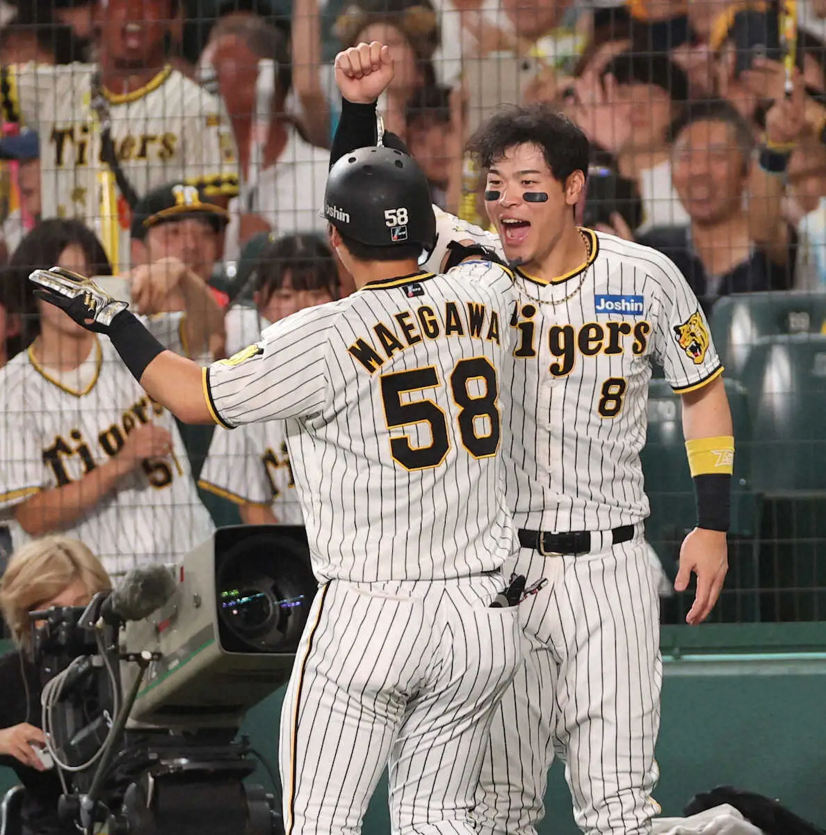 【画像・写真】浜風にも負けなかった阪神・佐藤輝と前川　「ゲームチェンジ」の「8・20」から中軸打者が上向いた