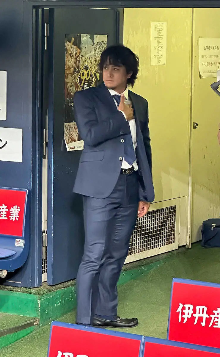 【画像・写真】T―岡田、安達、比嘉に続き…オリックス・小田が今季限りで現役引退　スーツ姿であいさつ