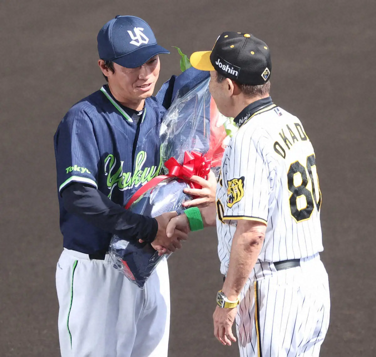 【画像・写真】引退表明のヤクルト・青木へ阪神・岡田監督が花束贈呈　甲子園場内から大きな拍手
