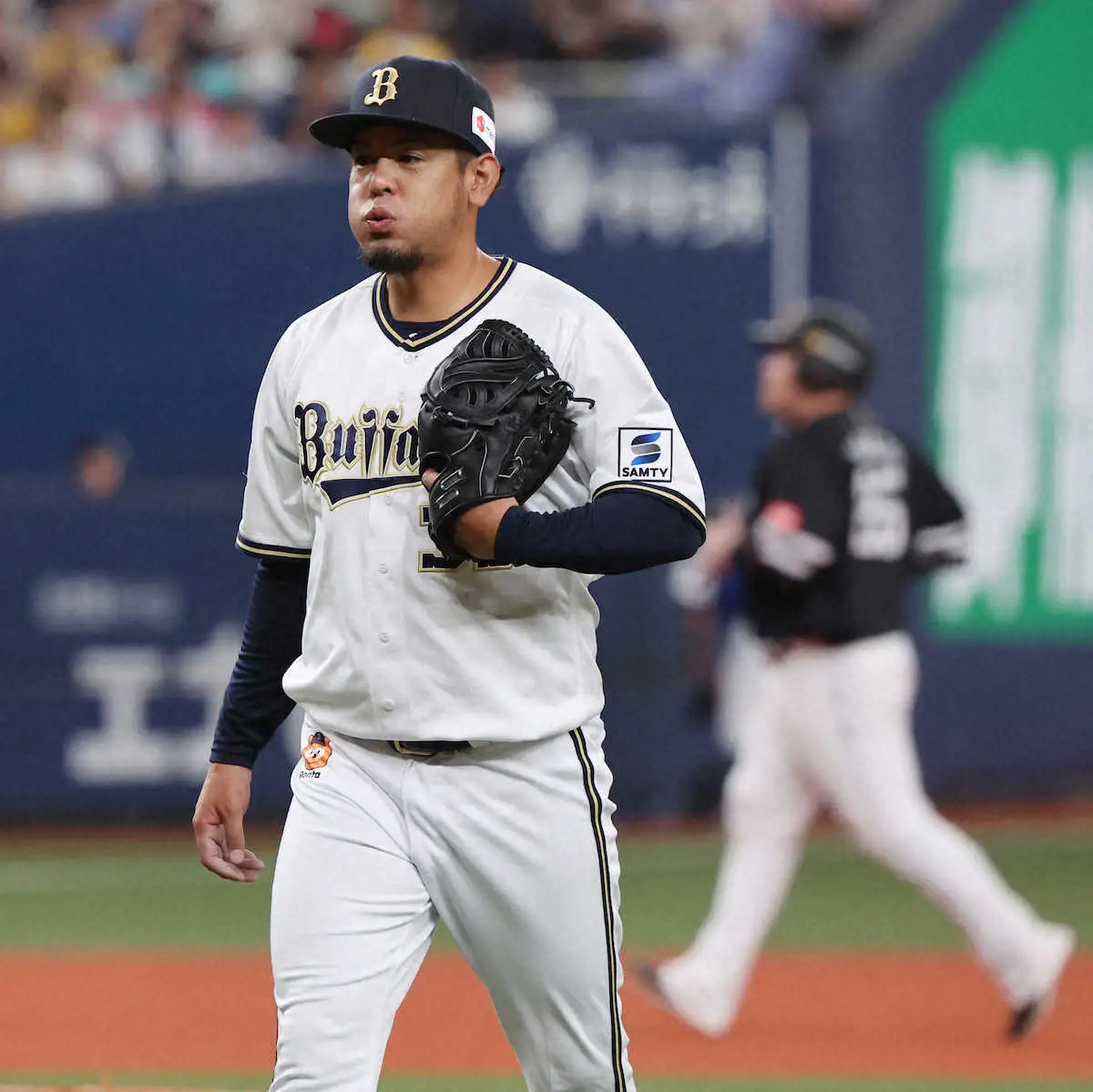 【画像・写真】引退表明のオリックス・比嘉が5カ月ぶり1軍登板　同郷の山川の打席で大歓声に迎えられてマウンドへ