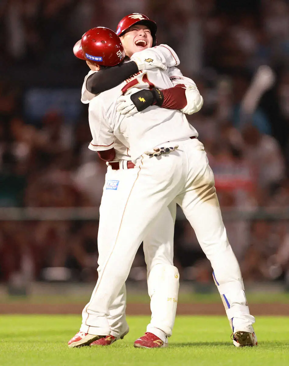 【画像・写真】楽天・伊藤裕　延長10回プロ初劇打！サヨナラ勝ちで3位・ロッテと1差に迫る