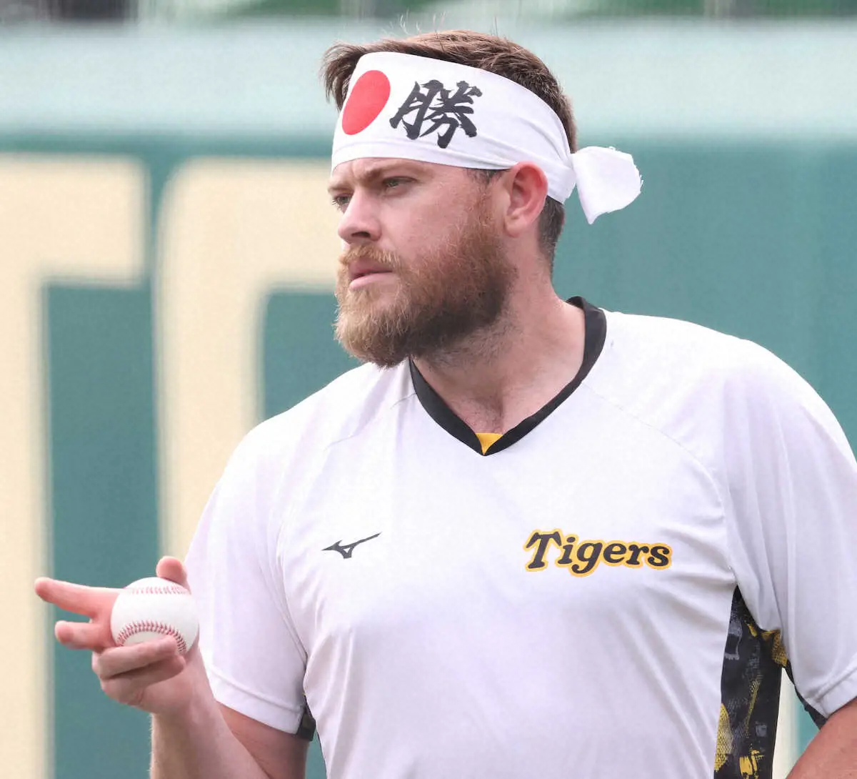 【画像・写真】阪神・ビーズリー　「必勝」ハチマキで投手練習　落とせない残り9試合へ向け気合