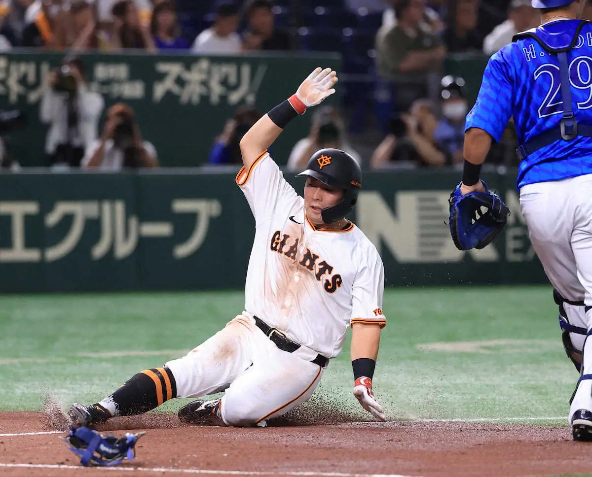 【画像・写真】巨人・浅野翔吾の超美技に戸郷がマウンドで脱帽して感謝！　豪快ジャンピングキャッチ、19歳ハツラツ