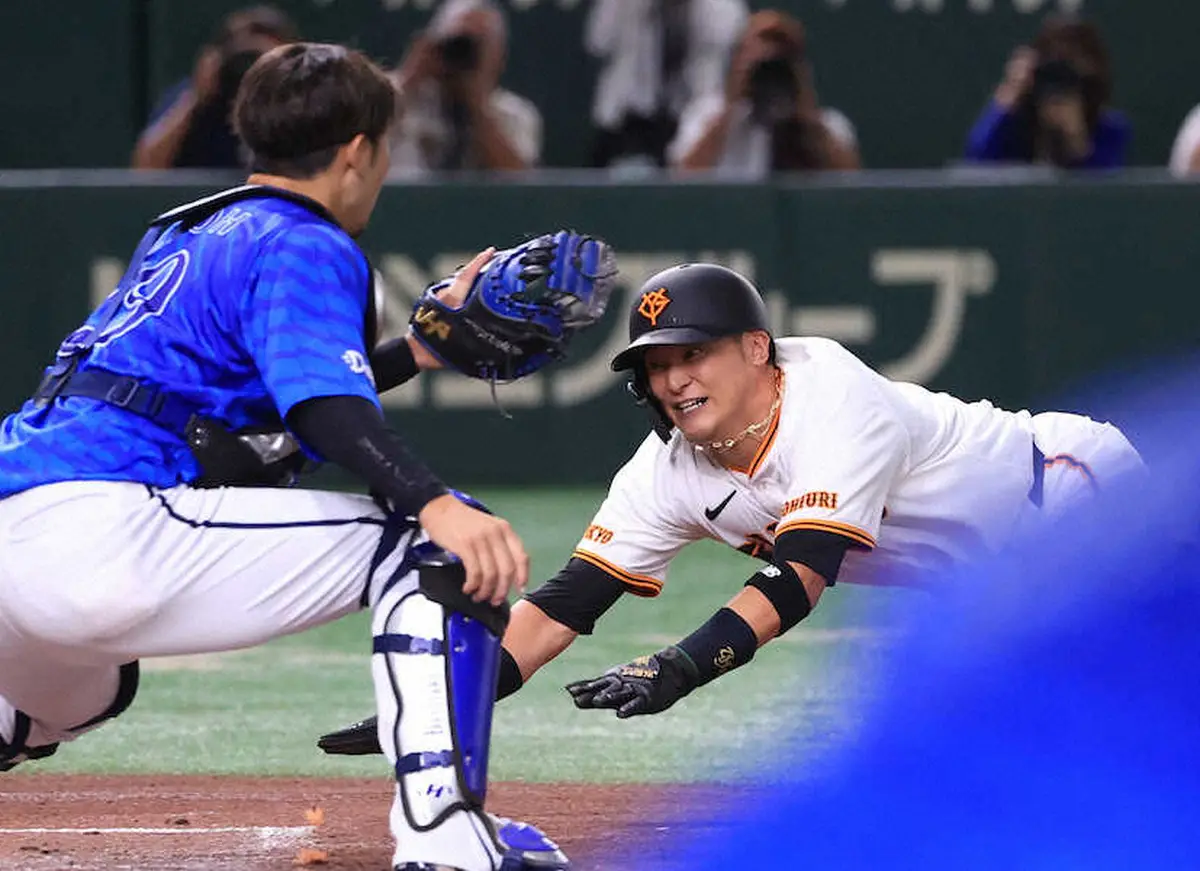 【画像・写真】初回、巨人・モンテスの邪飛を処理したオースティンが三塁悪送球する間に吉川が生還（撮影・西川祐介）