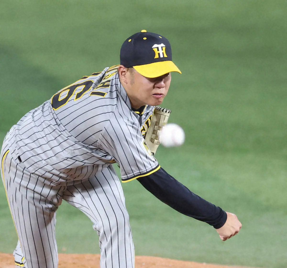 【画像・写真】阪神・西勇ヒヤリ　顔付近の強烈ライナーを“マトリックス・キャッチ”