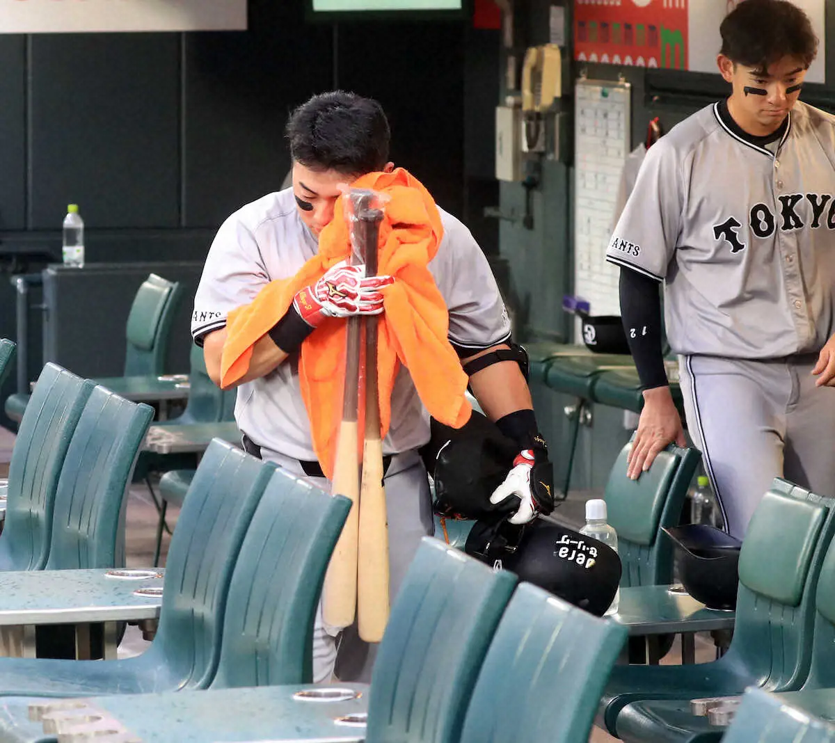 【画像・写真】巨人・浅野が痛恨の後逸…三振で最後の打者となり、打席で膝をついて動けず　小林ら必死のケア